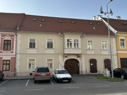 Győr, Kossuth u.  Műemlék lakóház rekonstrukciós munkái 14 lakás építése 